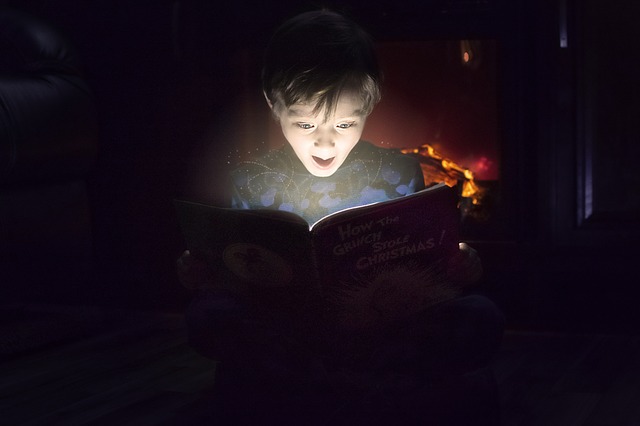 dziecko czyta bajkę