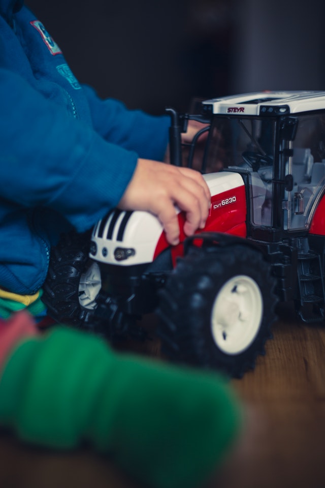 dziecko i traktor