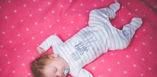 niemowlę śpi