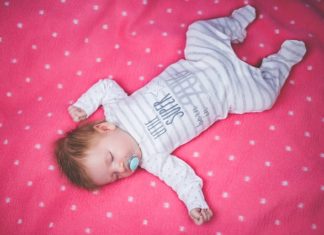 niemowlę śpi