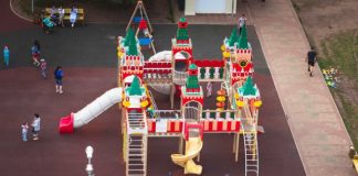 dzieci na placu zabaw