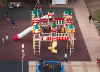 dzieci na placu zabaw