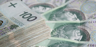 Pieniądze przechodzą z rąk do rąk