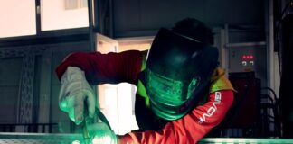 Jak spawacz dba o bezpieczeństwo pracy
