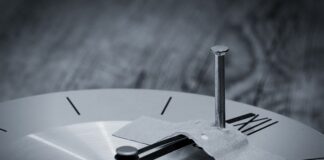 Na czym przykleić obraz do ściany?