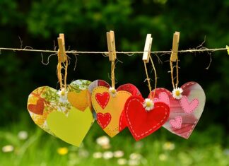 Jak można powiesić zdjęcia na ścianie bez ramek?